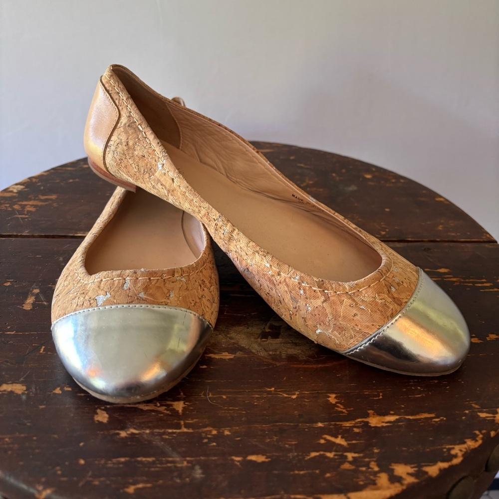 Kate Spade Cork New York Ballet Flats with silver toe.
Great condition. W 9.5